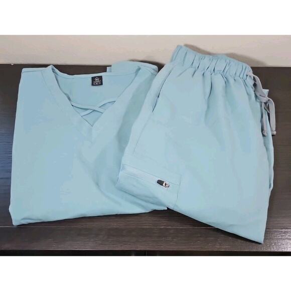 Viaoli Women's Large Scrub Set Blue Pants & Top - Picture 1 of 7